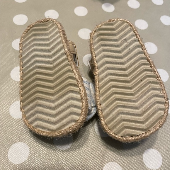 3/$25 Carters 3-6m baby girl sandals blue white stripe with Velcro straps - Picture 3 of 4